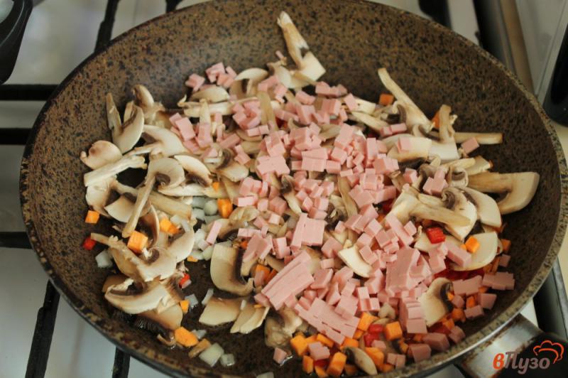 Фото приготовление рецепта: Грибной суп с колбасой и сливками шаг №4