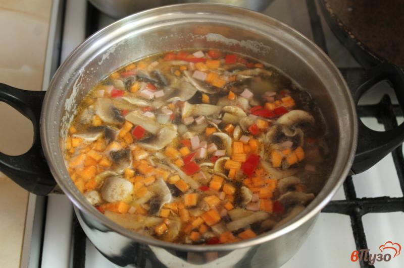 Фото приготовление рецепта: Грибной суп с колбасой и сливками шаг №5