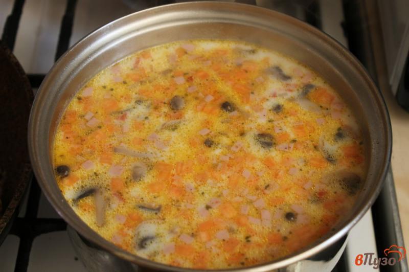 Фото приготовление рецепта: Грибной суп с колбасой и сливками шаг №6