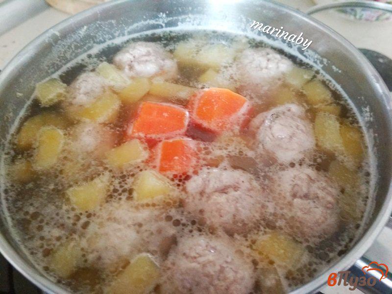 Фото приготовление рецепта: Суп с фрикадельками на курином бульоне шаг №4