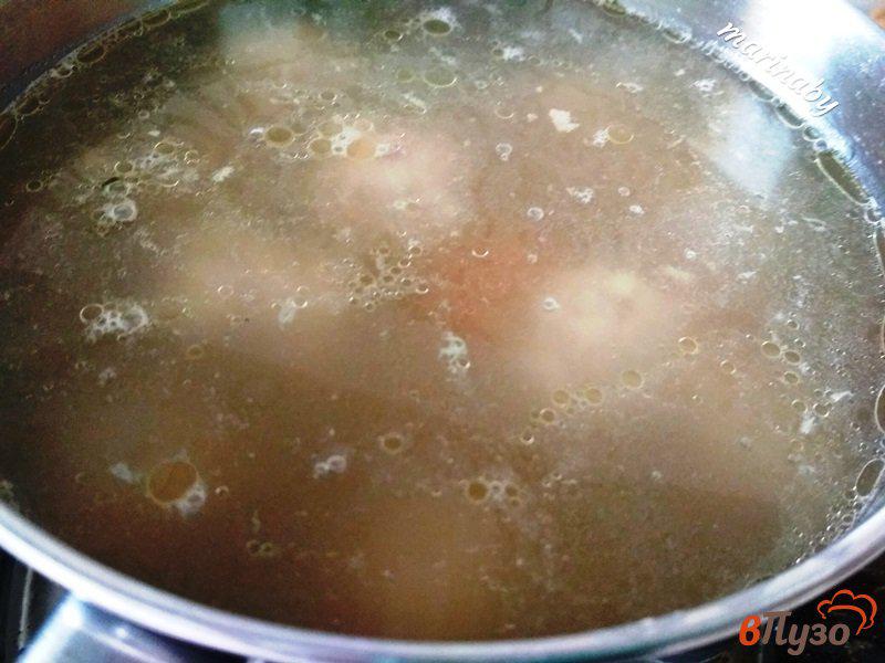 Фото приготовление рецепта: Суп с фрикадельками на курином бульоне шаг №5