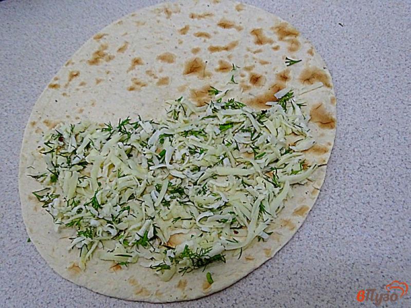 Фото приготовление рецепта: Пирожки из лаваша с сыром и зеленью шаг №4