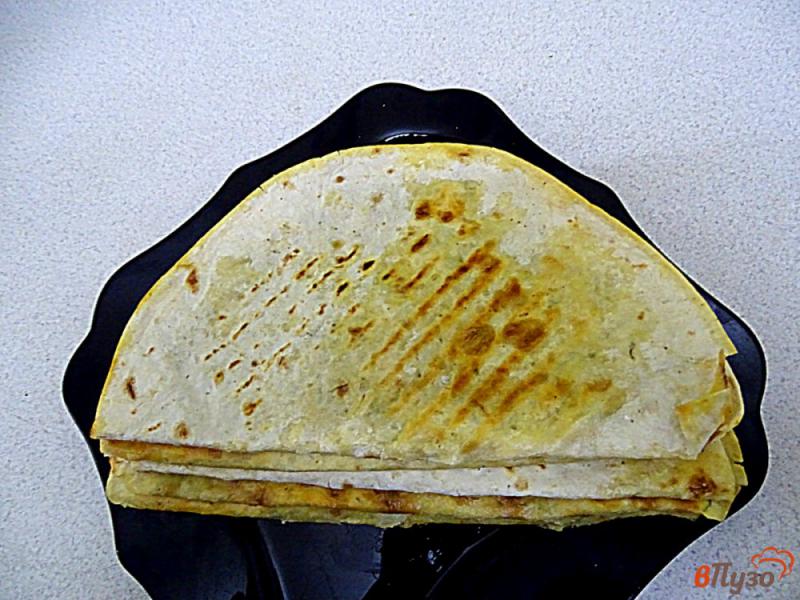 Фото приготовление рецепта: Пирожки из лаваша с сыром и зеленью шаг №6