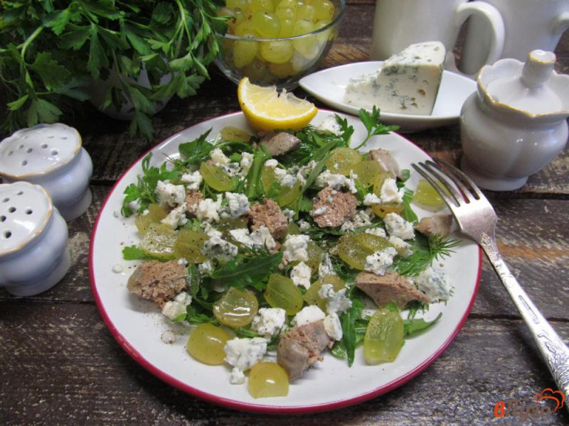 Фото приготовление рецепта: Салат из куриной печени с виноградом шаг №5