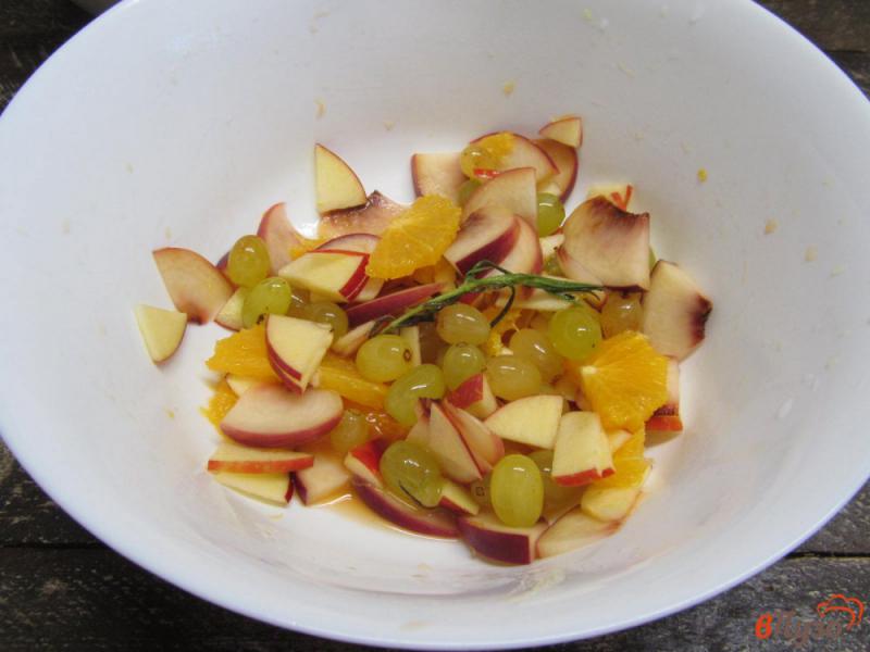 Фото приготовление рецепта: Теплый фруктовый салат шаг №6