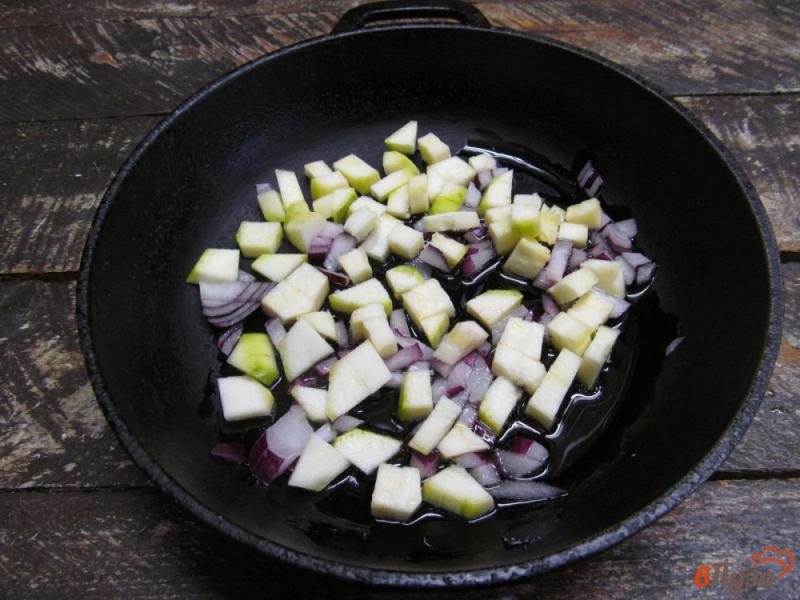 Фото приготовление рецепта: Салат из перловой крупы с кабачком и редисом шаг №4