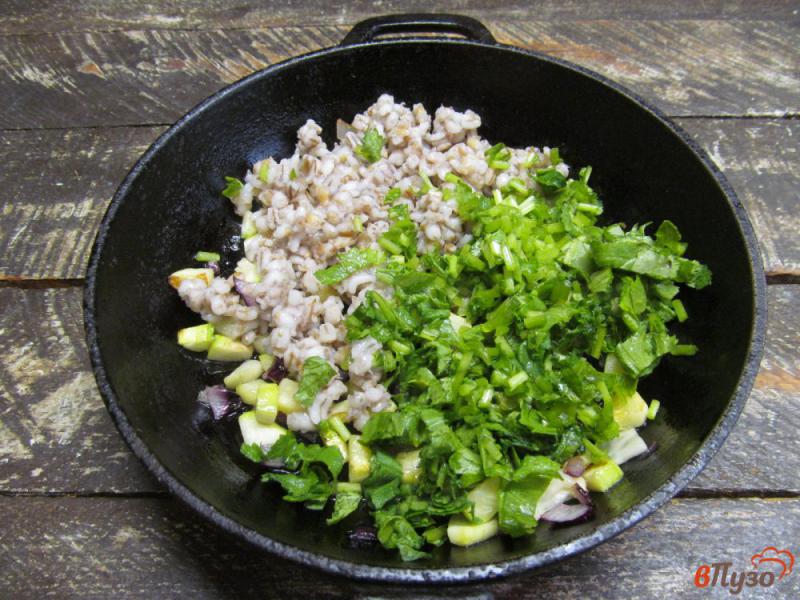 Фото приготовление рецепта: Салат из перловой крупы с кабачком и редисом шаг №6