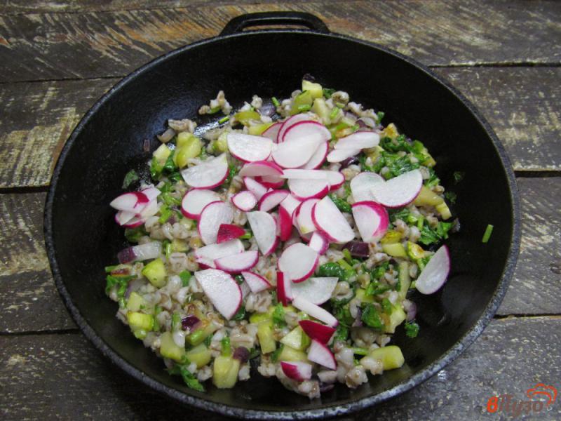 Фото приготовление рецепта: Салат из перловой крупы с кабачком и редисом шаг №7