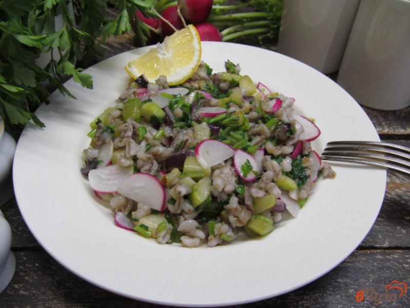 Фото приготовление рецепта: Салат из перловой крупы с кабачком и редисом шаг №8