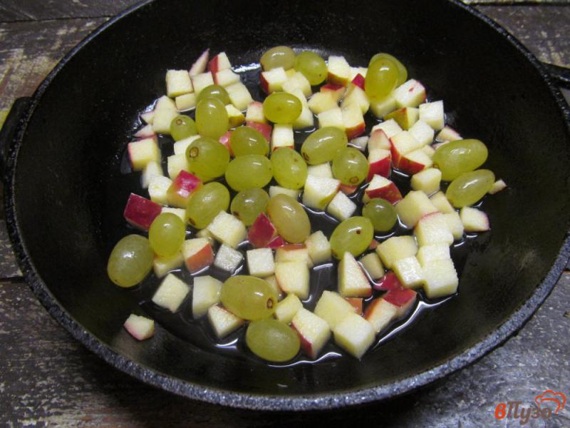 Фото приготовление рецепта: Виноградно-яблочный десерт с творогом шаг №2