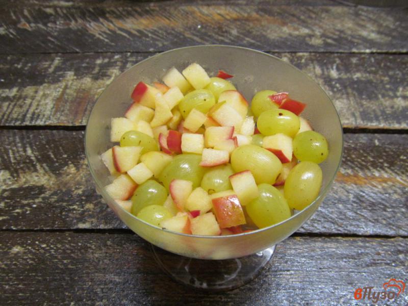 Фото приготовление рецепта: Виноградно-яблочный десерт с творогом шаг №3