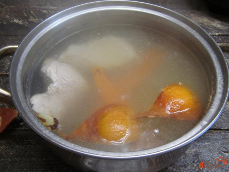 Фото приготовление рецепта: Грибной суп с фунчозой шаг №1