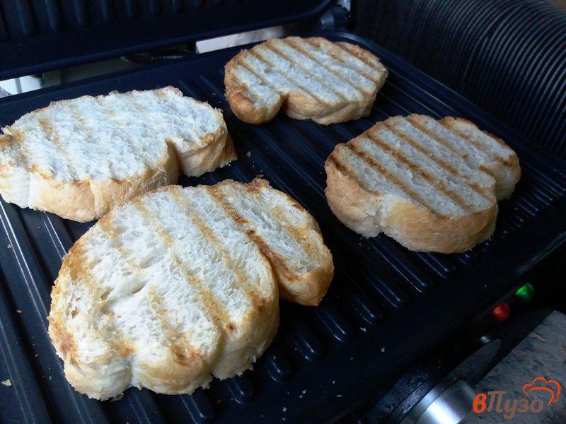 Фото приготовление рецепта: Бутеброды с сыром и киви шаг №4