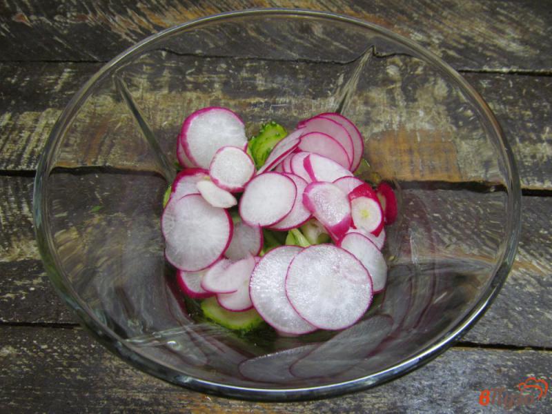 Фото приготовление рецепта: Салат из редиса и огурца с хреновой заправкой шаг №3