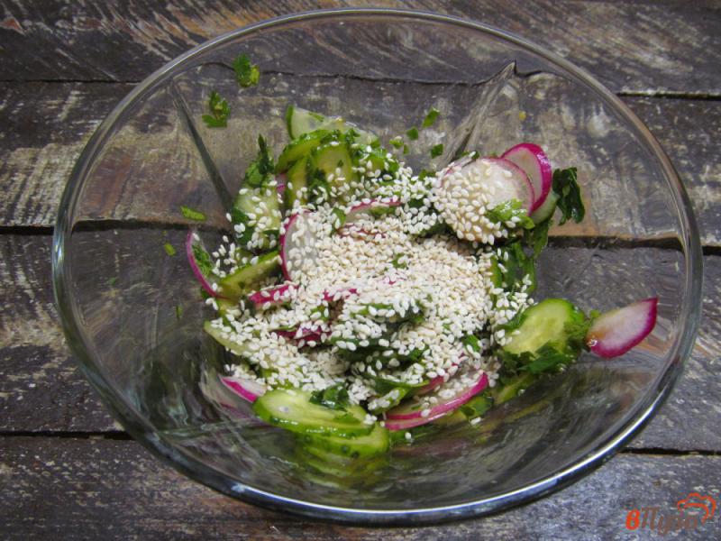 Фото приготовление рецепта: Салат из редиса и огурца с хреновой заправкой шаг №5