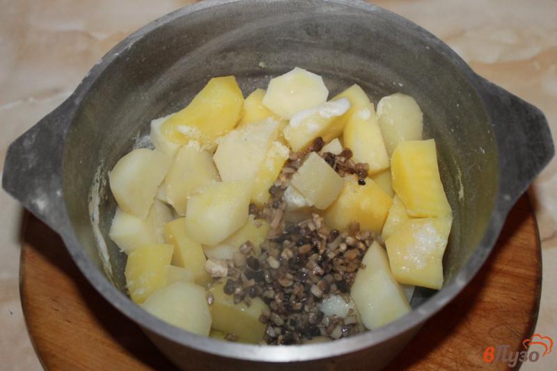 Фото приготовление рецепта: Картофель с жареными грибами на сливках шаг №3