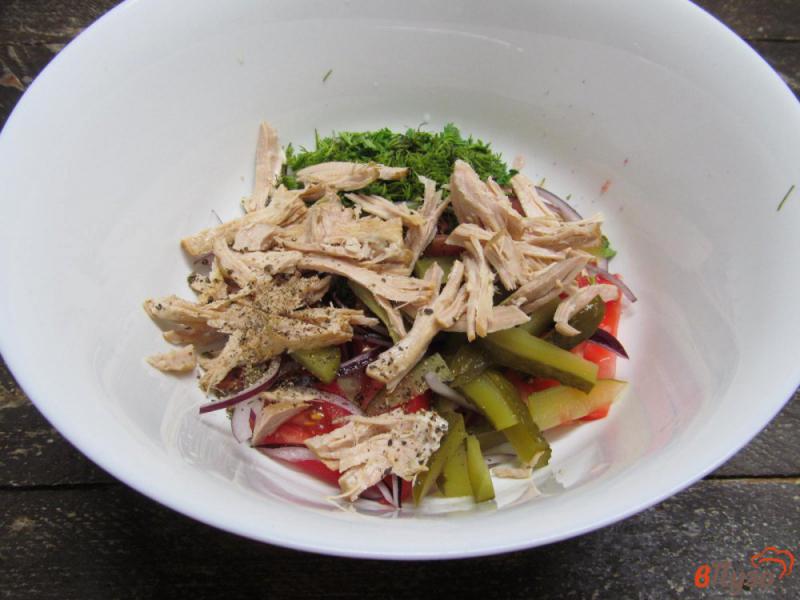 Фото приготовление рецепта: Салат с соленым огурцом и мясом свинины шаг №4