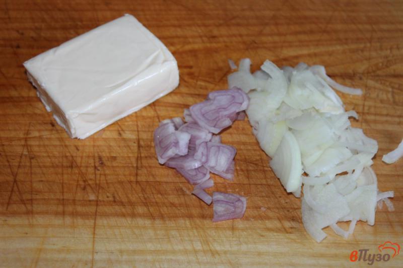 Фото приготовление рецепта: Сливочно - грибной соус плавленым сыром шаг №2