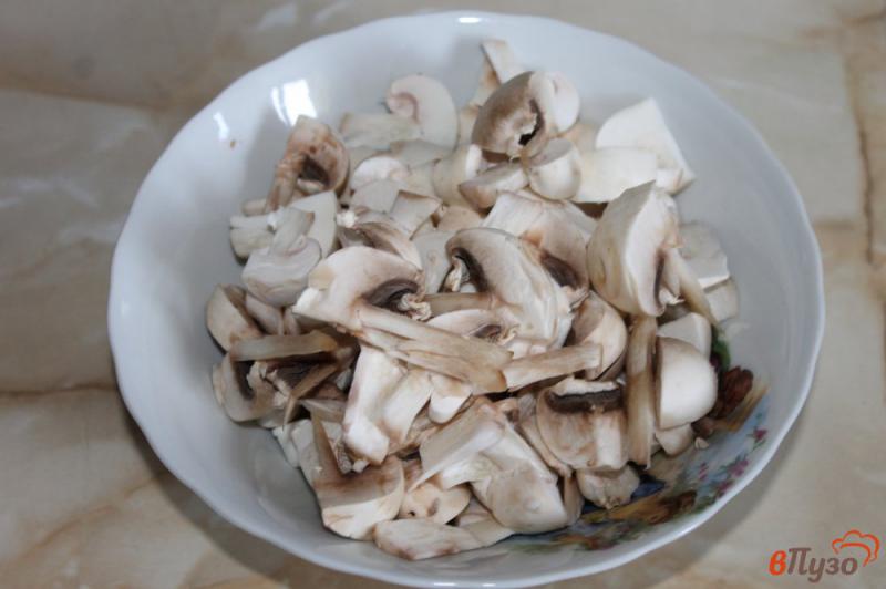 Фото приготовление рецепта: Сливочно - грибной соус плавленым сыром шаг №1