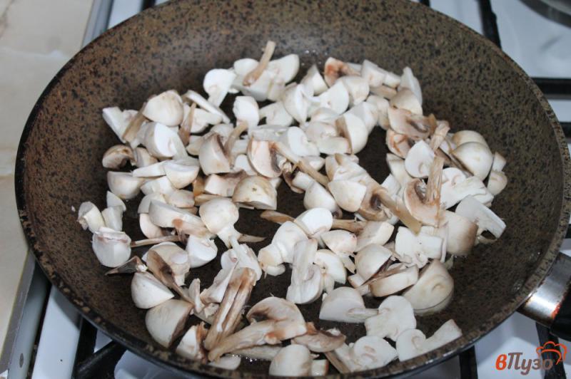 Фото приготовление рецепта: Сливочно - грибной соус плавленым сыром шаг №3