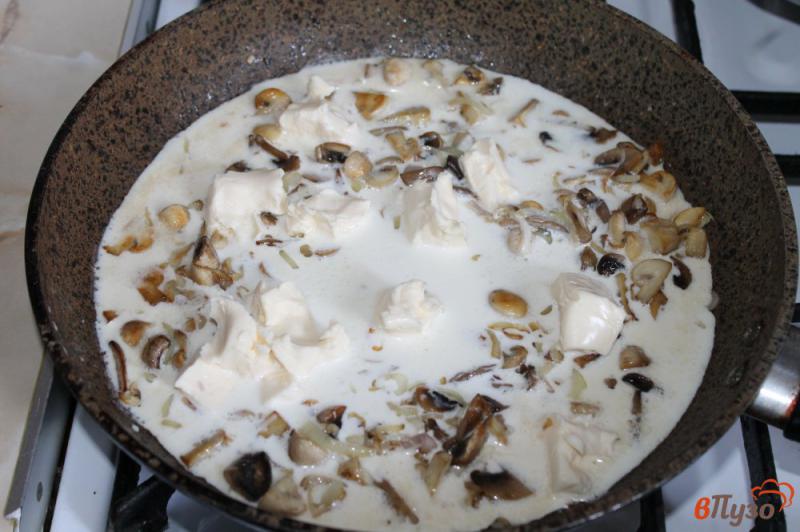 Фото приготовление рецепта: Сливочно - грибной соус плавленым сыром шаг №5