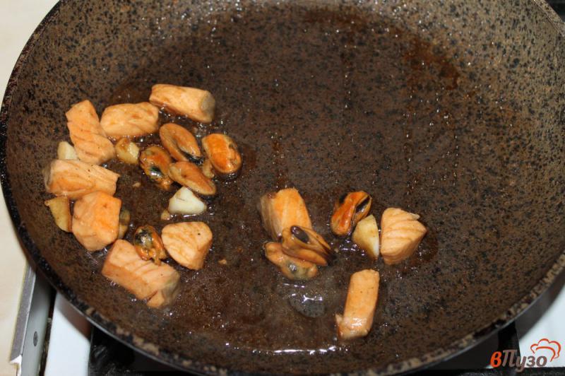 Фото приготовление рецепта: Салат из морепродуктов шаг №4