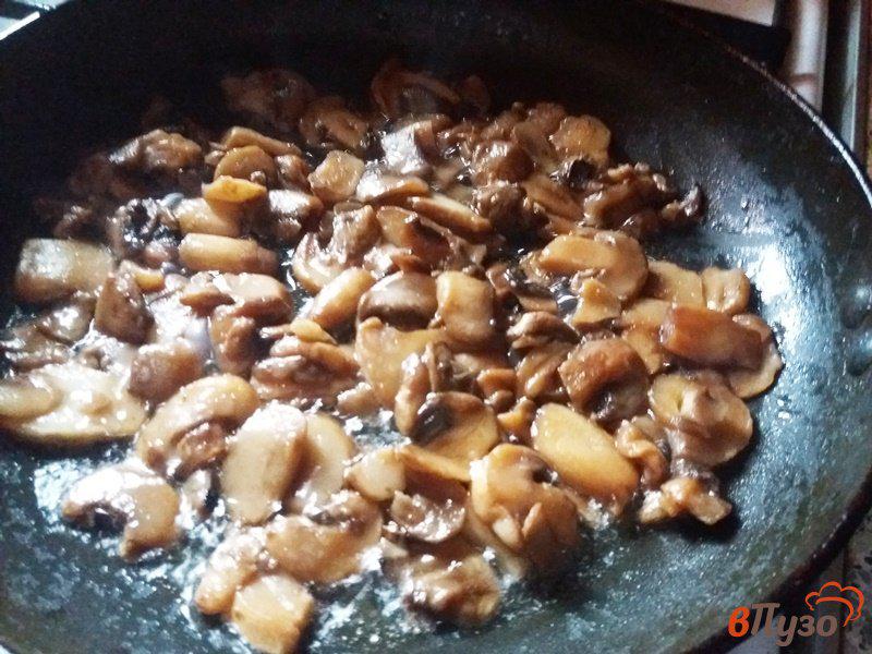 Фото приготовление рецепта: Салат слоеный из куриного филе и грибов шаг №3