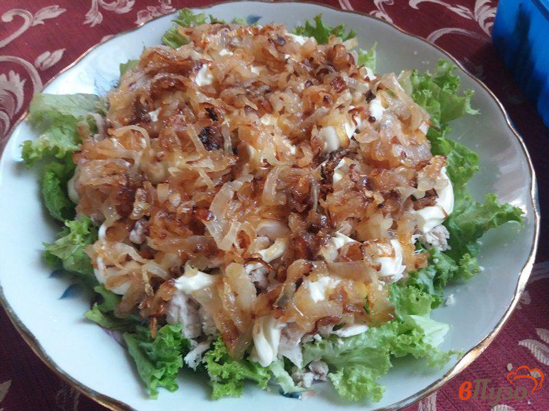 Фото приготовление рецепта: Салат слоеный из куриного филе и грибов шаг №7