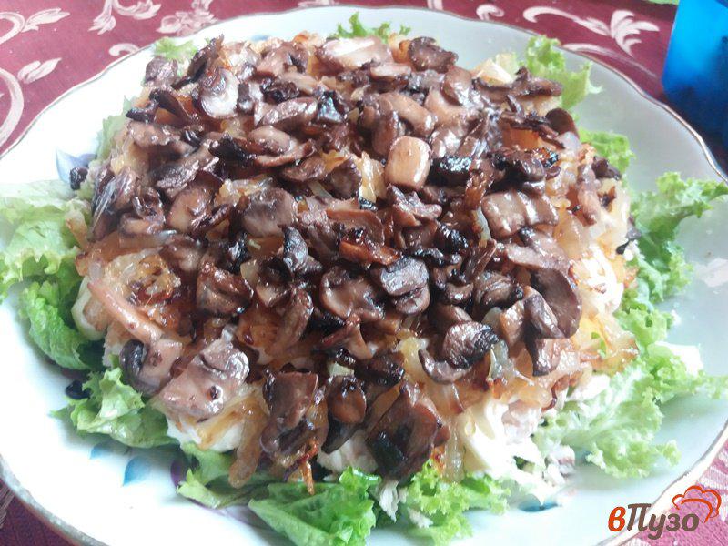 Фото приготовление рецепта: Салат слоеный из куриного филе и грибов шаг №8