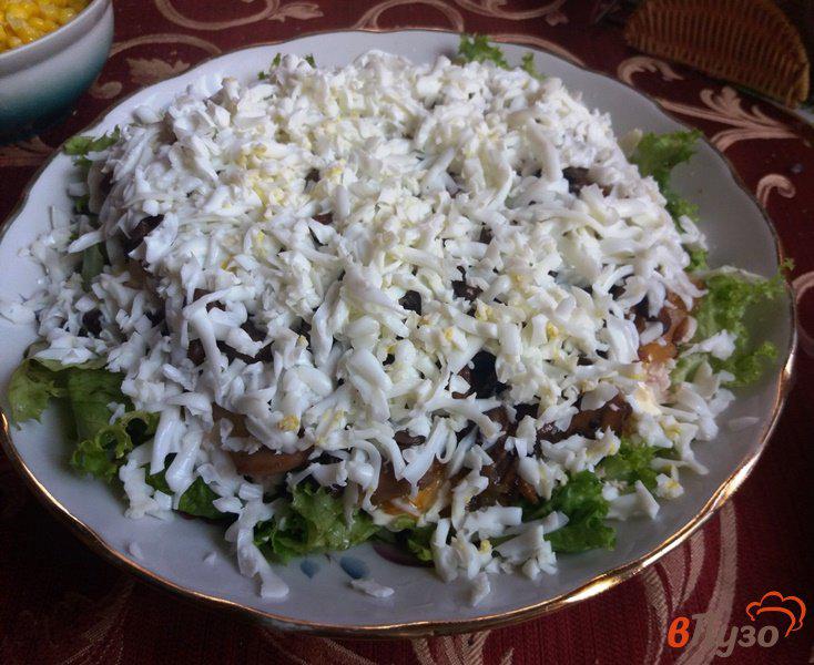 Фото приготовление рецепта: Салат слоеный из куриного филе и грибов шаг №9