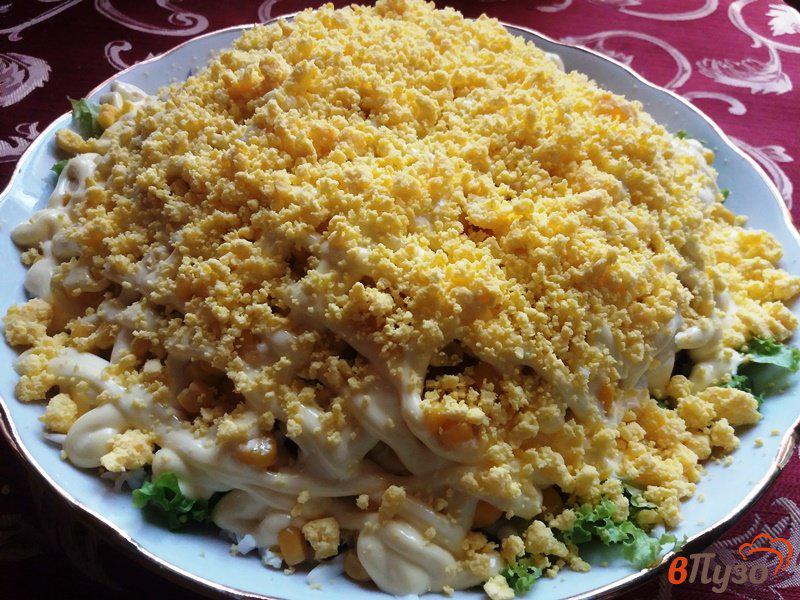Фото приготовление рецепта: Салат слоеный из куриного филе и грибов шаг №13