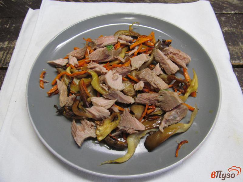 Фото приготовление рецепта: Салат из жареных вешенок и вареной свинины шаг №3