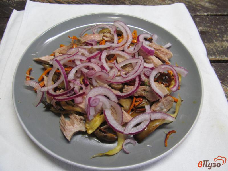 Фото приготовление рецепта: Салат из жареных вешенок и вареной свинины шаг №4