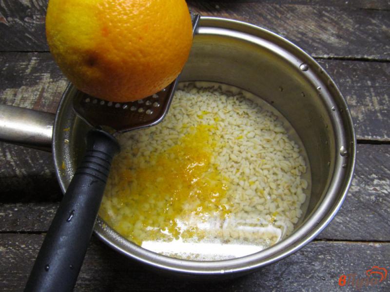 Фото приготовление рецепта: Булгур с сухофруктами и соком апельсина шаг №3