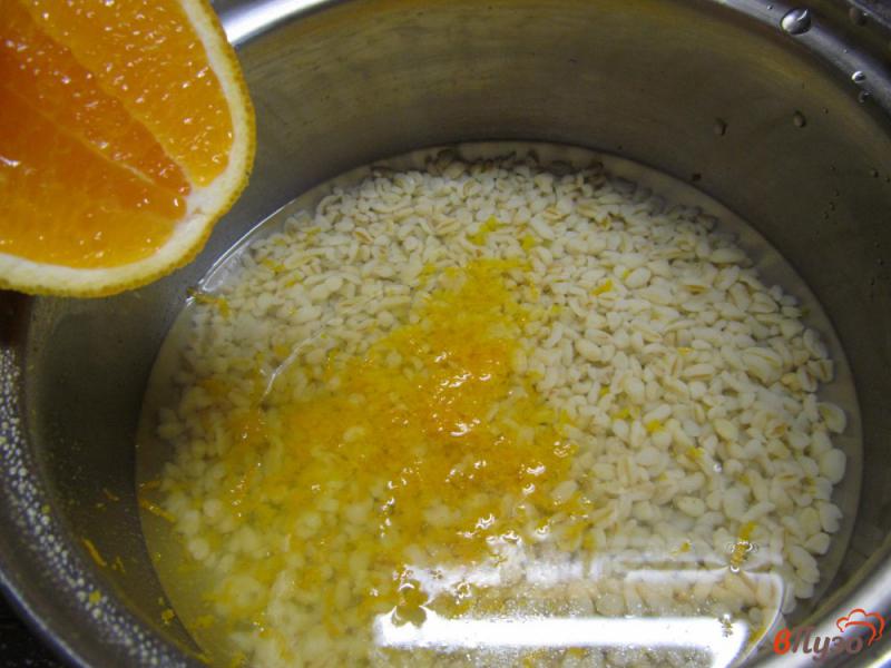 Фото приготовление рецепта: Булгур с сухофруктами и соком апельсина шаг №4