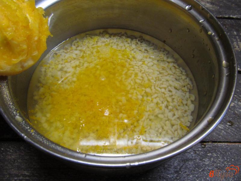 Фото приготовление рецепта: Булгур с сухофруктами и соком апельсина шаг №5