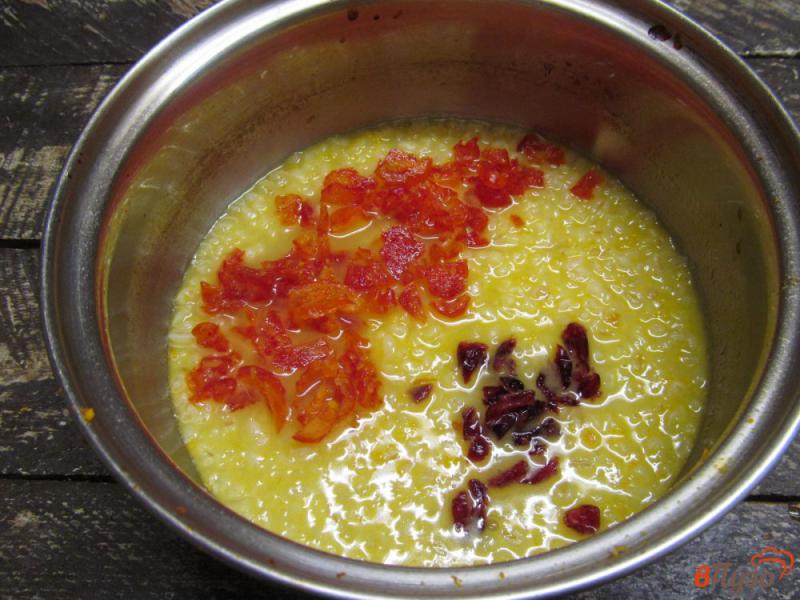 Фото приготовление рецепта: Булгур с сухофруктами и соком апельсина шаг №7