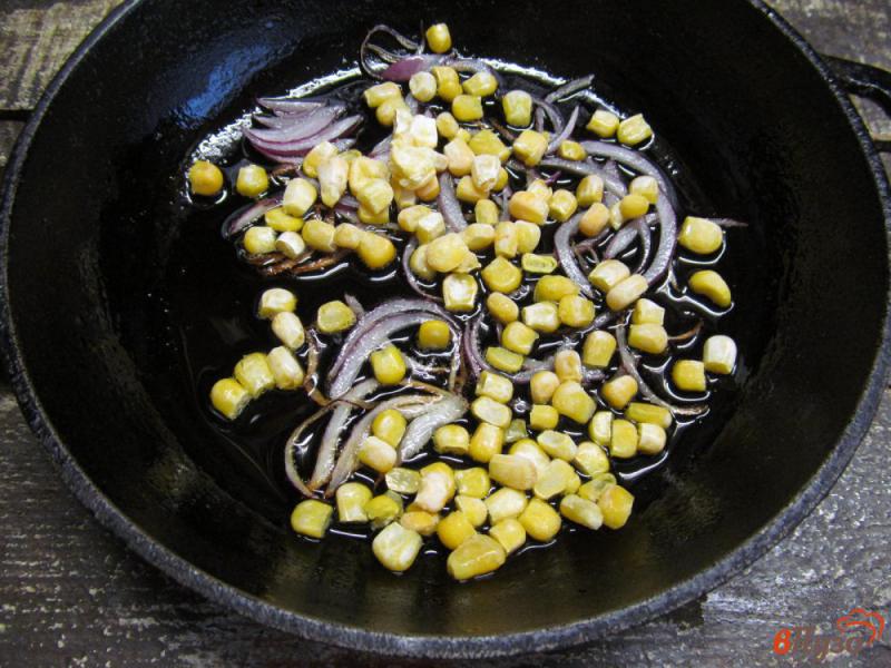 Фото приготовление рецепта: Кукурузный салат с редисом и помидором шаг №2