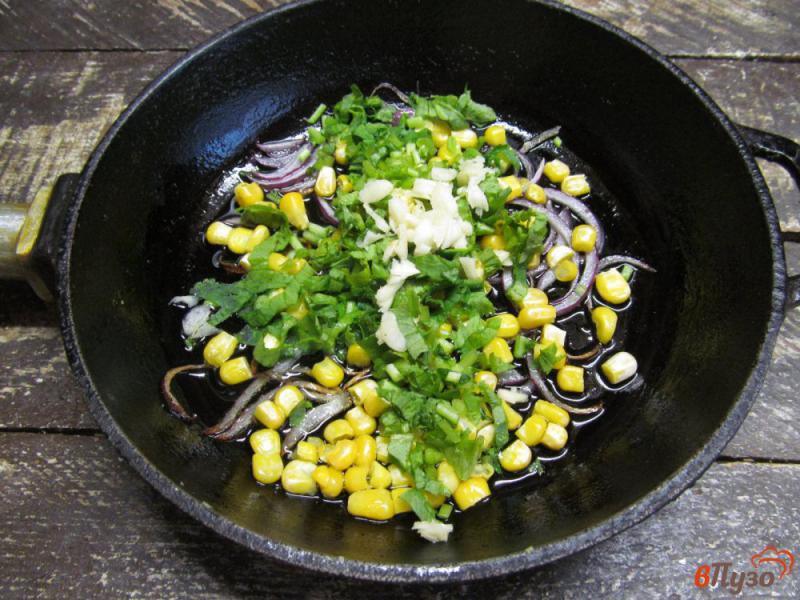 Фото приготовление рецепта: Кукурузный салат с редисом и помидором шаг №3