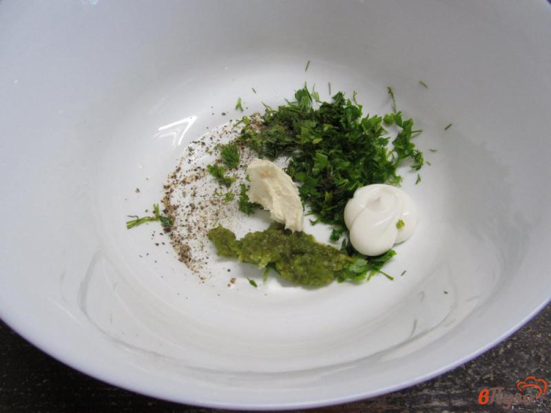 Фото приготовление рецепта: Кукурузный салат с редисом и помидором шаг №4