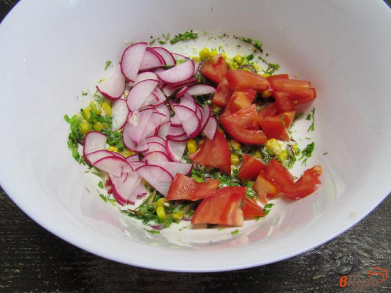 Фото приготовление рецепта: Кукурузный салат с редисом и помидором шаг №6