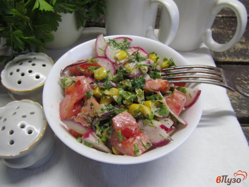 Фото приготовление рецепта: Кукурузный салат с редисом и помидором шаг №7