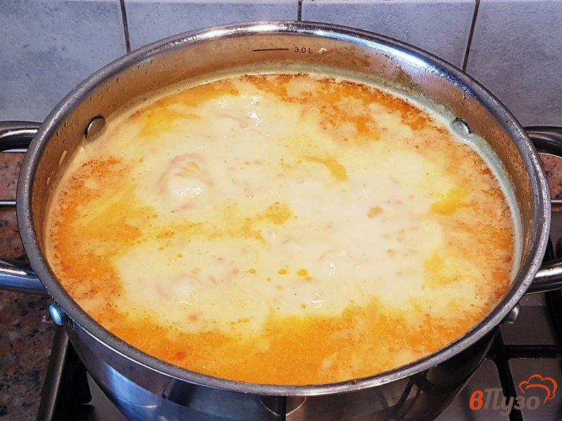 Фото приготовление рецепта: Сырный суп шаг №8