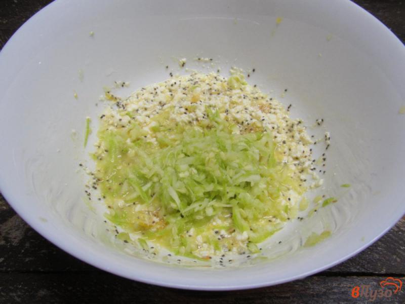 Фото приготовление рецепта: Оладьи из кабачка творога и апельсина шаг №4