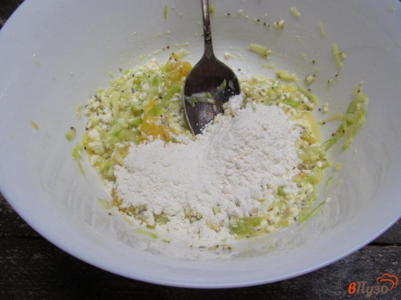 Фото приготовление рецепта: Оладьи из кабачка творога и апельсина шаг №5