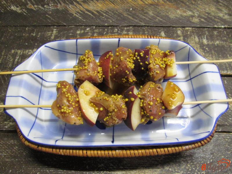Фото приготовление рецепта: Шашлык из свинины с персиком в соусе терияки шаг №4