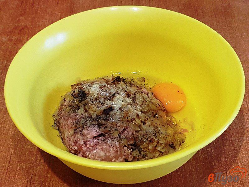 Фото приготовление рецепта: Заливной пирог с мясными шариками шаг №3