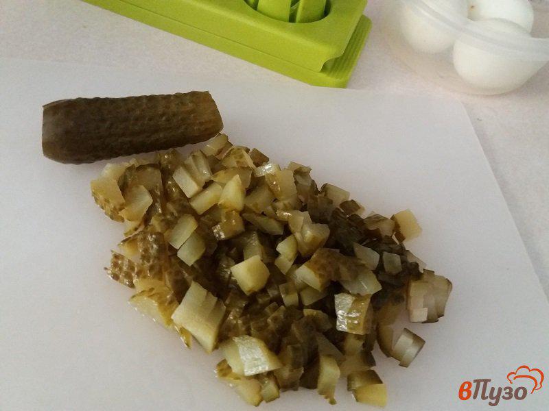 Фото приготовление рецепта: Салат рыбный с сардинами шаг №8
