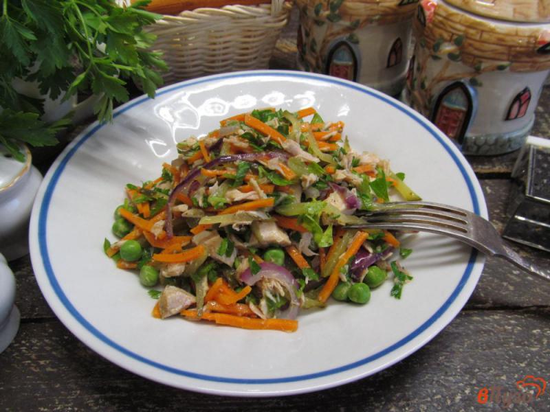 Фото приготовление рецепта: Салат с мясом и соленым огурцом «Обжора» шаг №5