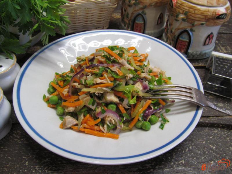 Фото приготовление рецепта: Салат с мясом и соленым огурцом «Обжора» шаг №6